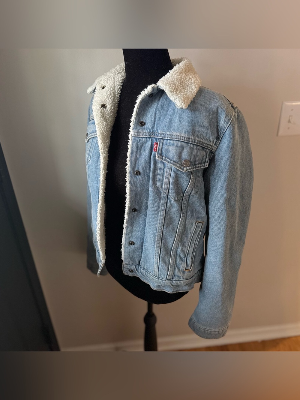 Levi's Women’s Light Blue Cropped Denim Sherpa-Lined Trucker Jacket Retro Boho